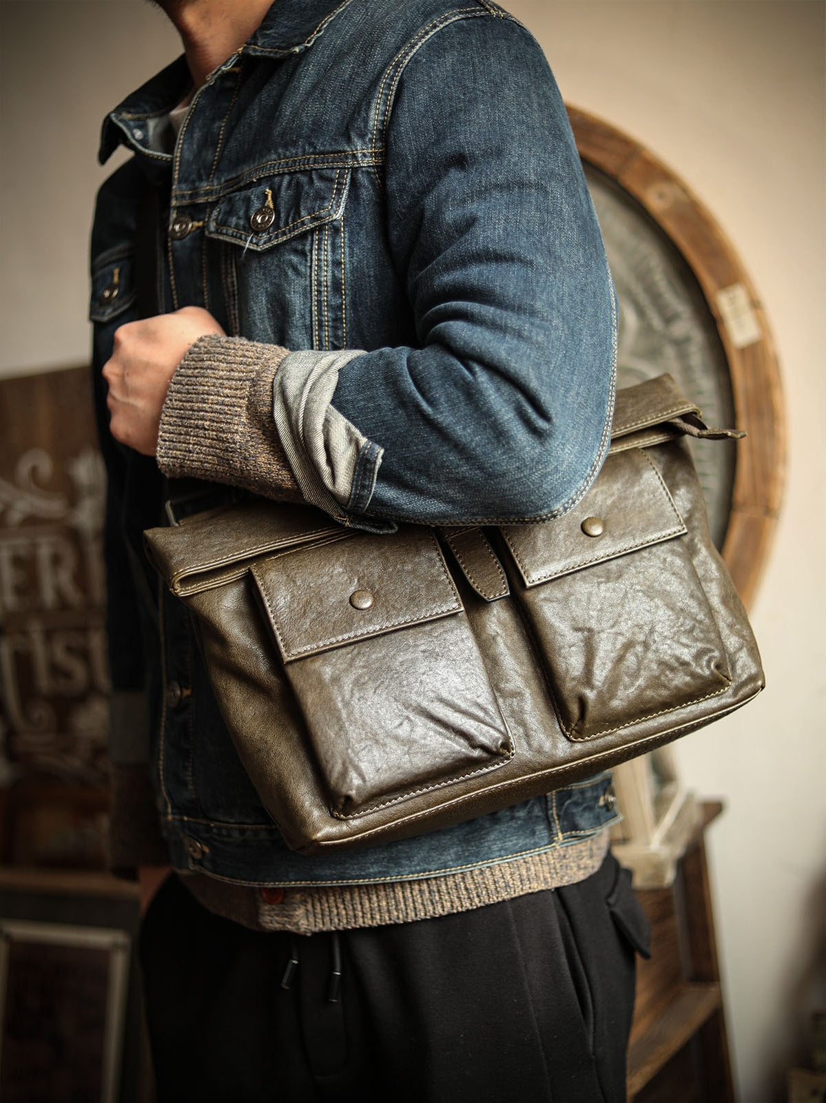 Design Men's Leather Multi-Pocket Shoulder Messenger Bag
